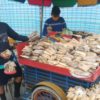 Продажа продуктов из Пало Санто на улицах Эквадора с тележки