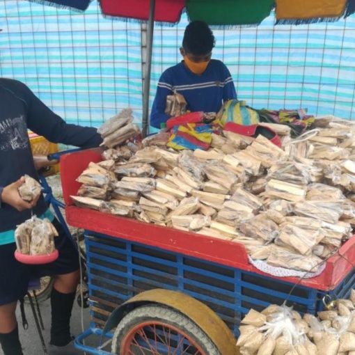 Продажа продуктов из Пало Санто на улицах Эквадора с тележки