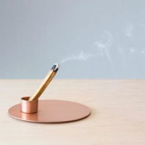 палочка пало санто горит в подставке для пало санто